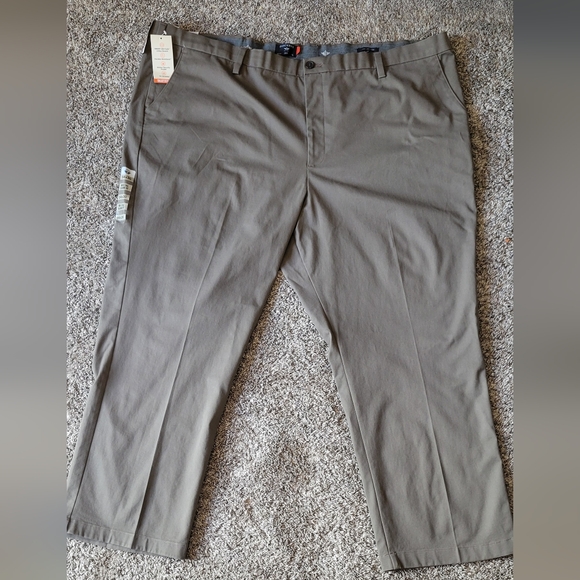 Dockers Workday Khaki Classic Fit Flexible Waistband - Picture 1 of 9